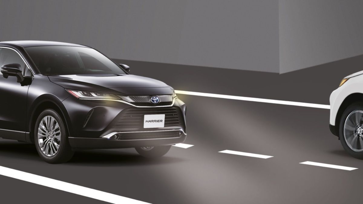 Toyota Safety Sense Adaptive High Beam System (AHS)*